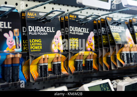 Duracell Battieries sul display nel negozio di elettronica Nuovo Modello Ottobre 27 2017 Foto Stock