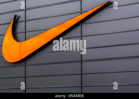 Nike logo Swoosh a Metzingen Outlet Shopping Complex in Germania, in Europa il 1 novembre 2017 Foto Stock