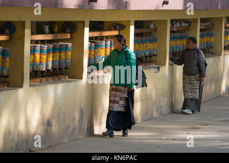 Le donne tibetane spin ruote della preghiera al monastero a Mcleod Ganj, India Foto Stock