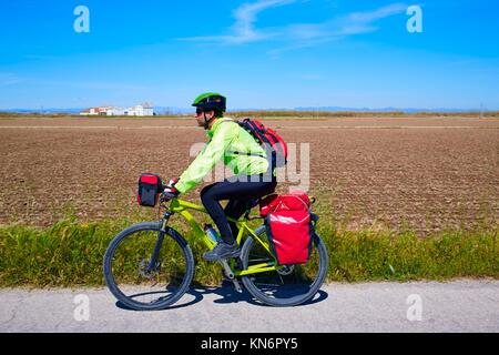 Biker MTB cicloturismo con bauletto rack e la bisaccia Foto stock - Alamy