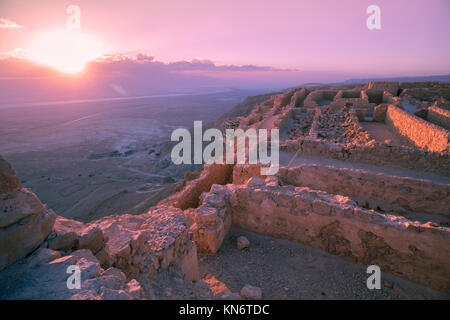 Bella viola alba sulla fortezza di Masada. Rovine del re Erode il palazzo nel deserto Judaean Foto Stock