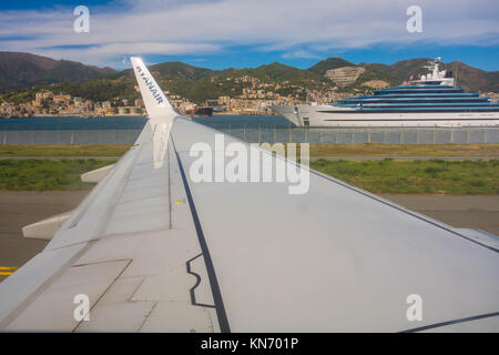 Il volo Ryanair di lasciare l'aeroporto di Genova 2017 Foto Stock