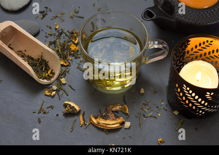 Il tè verde in coppa e candela vista da sopra Foto Stock