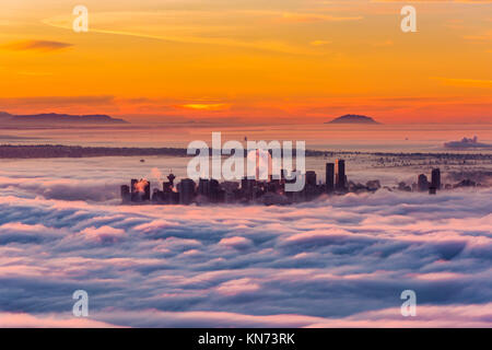 Una inversione di temperatura provoca le nuvole di nebbia di coperta Vancouver e il Lower Mainland della British Columbia, Canada. Foto Stock