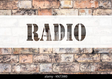 Annuncio concettuale didascalia di testo di ispirazione che mostra la radio. Il concetto di business per i media e l'istruzione scritta sul vecchio Sfondo mattone con spazio Foto Stock