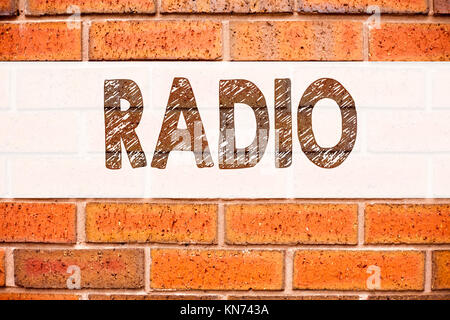 Annuncio concettuale didascalia di testo di ispirazione che mostra la radio. Il concetto di business per i media e l'istruzione scritta sul vecchio Sfondo mattone con spazio Foto Stock