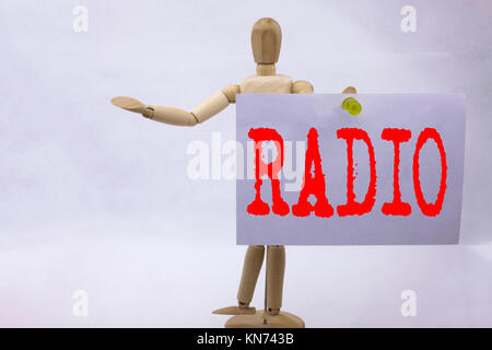 Mano concettuale di scrittura di testo Didascalia ispirazione che mostra la Radio il concetto di business per i media e l'istruzione scritto una nota adesiva di scultura con sfondo Foto Stock