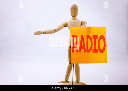 Mano concettuale di scrittura di testo Didascalia ispirazione che mostra la Radio il concetto di business per i media e l'Istruzione sul foglietto adesivo sullo sfondo di scultura con spazio Foto Stock