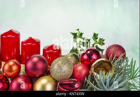 Decorazione di natale sul vassoio in legno con candele rosse. Foto Stock