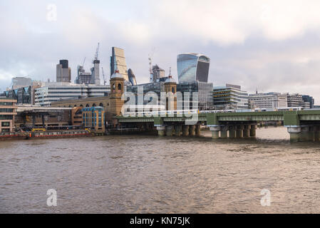 Vista da est attraverso il Fiume Tamigi della City di Londra e la Southwark Bridge, come si vede dal Millenium Bridge, Londra, Inghilterra, Regno Unito. Foto Stock