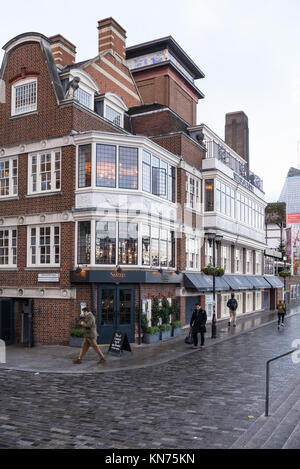 Il Cigno bar e ristorante, situato accanto al il Globe Theatre di Shakespeare sulla riva sud del Tamigi, London Borough di Southwark, Inghilterra. Foto Stock