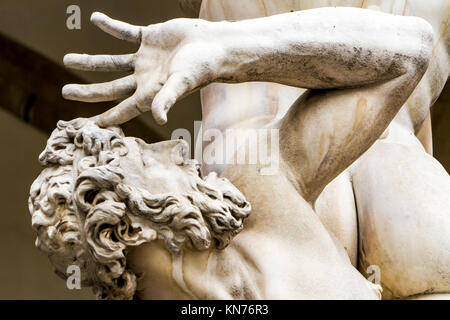 Statua il rapimento di un Sabine Donna del Giambologna da 1583 nella Loggia dei Lanzi a Firenze, Italia Foto Stock