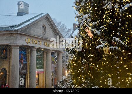 L'iconico Faneuil Hall/Quincy Market albero di Natale visto nel centro cittadino di Boston durante la prima tempesta di neve di dicembre. Boston, Massachusetts, STATI UNITI D'AMERICA Foto Stock