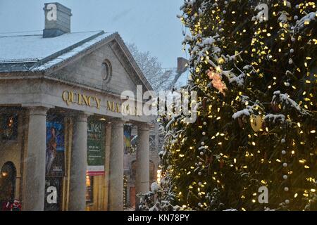 L'iconico Faneuil Hall/Quincy Market albero di Natale visto nel centro cittadino di Boston durante la prima tempesta di neve di dicembre. Boston, Massachusetts, STATI UNITI D'AMERICA Foto Stock