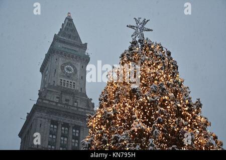 L'iconico Faneuil Hall/Quincy Market albero di Natale visto nel centro cittadino di Boston durante la prima tempesta di neve di dicembre. Boston, Massachusetts, STATI UNITI D'AMERICA Foto Stock