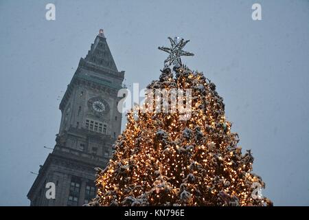 L'iconico Faneuil Hall/Quincy Market albero di Natale visto nel centro cittadino di Boston durante la prima tempesta di neve di dicembre. Boston, Massachusetts, STATI UNITI D'AMERICA Foto Stock