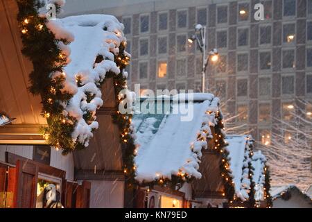 Il governo centrale/City Hall Plaza Holiday Mercato e iconico segno di Boston nel centro cittadino di Boston Massachusetts Foto Stock