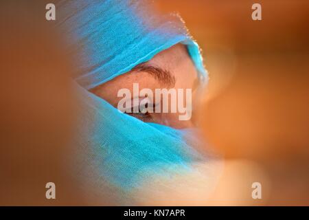 Vicino a una donna che indossa un hijab blu Foto Stock