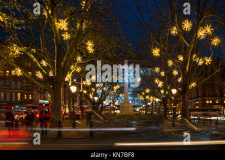 LONDON, Regno Unito - 09 dicembre 2017: le luci di Natale decorazioni su Sloane Square - una graziosa alla moda, in zona pedonale nel Royal Borough di Ke Foto Stock