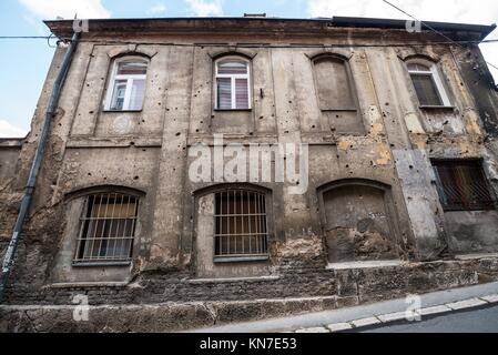 Fori di proiettile sulla parete edilizia a Sarajevo, Bosnia ed Erzegovina.