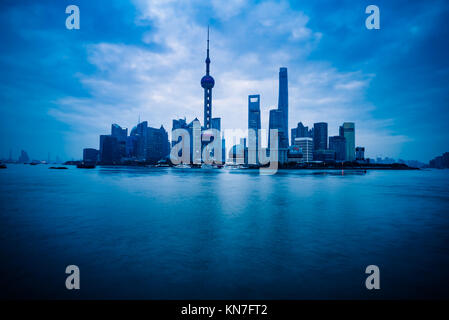 Lo skyline di Shanghai panorama in tonalità blu. Foto Stock
