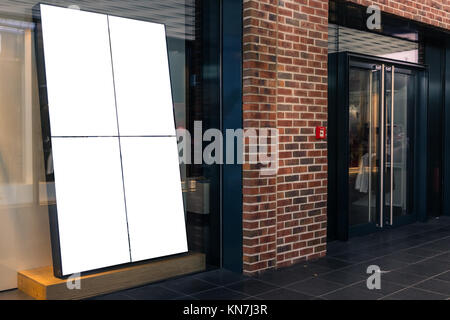 Shop Negozio finestra anteriore Display centro commerciale elegante Mockup bianco Pubblicità isolato vuoto Foto Stock