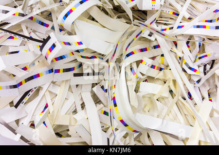Ritagli di carta di spreco di stampa CMYK sullo sfondo del settore delle strisce di controllo Colore quattro Foto Stock