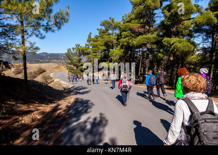 Ramblers escursioni presso il sentiero Mainalon, in Grecia. Foto Stock