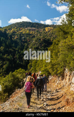 Ramblers escursioni presso il sentiero Mainalon, in Grecia. Foto Stock