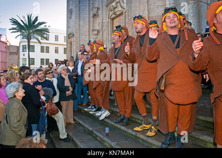 Il carnevale, Chirigota (gruppo musicale) cantare sulle scale della cattedrale di Cadice, regione dell'Andalusia, Spagna, Europa Foto Stock