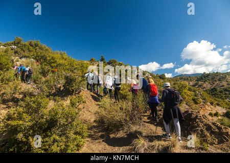 Ramblers escursioni presso il sentiero Mainalon, in Grecia. Foto Stock