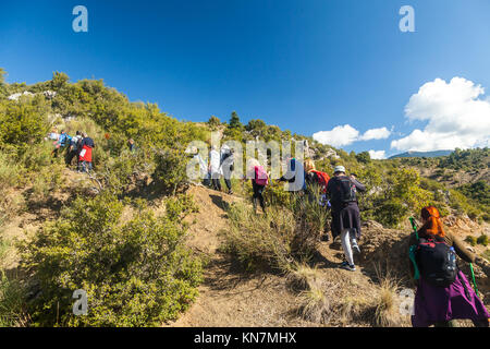 Ramblers escursioni presso il sentiero Mainalon, in Grecia. Foto Stock