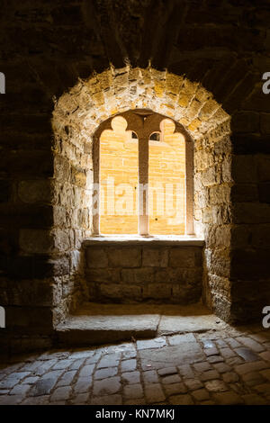 Il castello gotico di luce solare finestra versando in contrasto scuro fortezza architettura verticale verticale Foto Stock