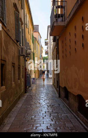 Strade strette, Città Vecchia, Zadar, Croazia Foto Stock