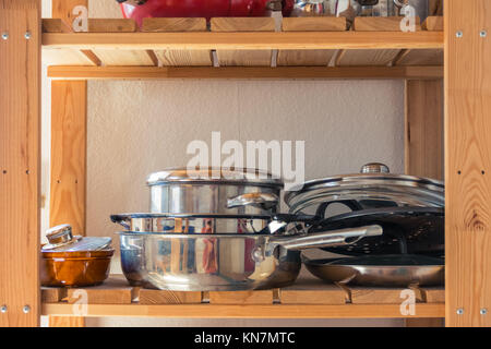 Pentole e padelle in cucina in legno ripiano spazio vuoto le attrezzature di cottura Foto Stock