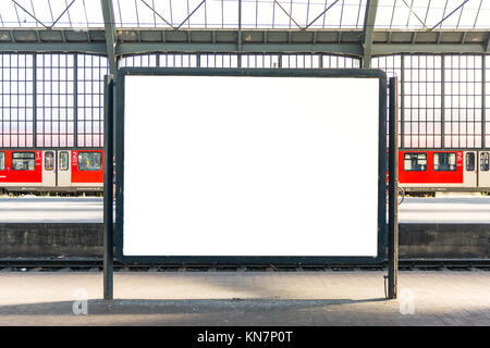 Stazione ferroviaria Affissioni Poster Bianca modello isolato urbano ambiente della città Foto Stock