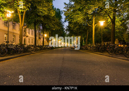 Sunrise over Street di fronte a Karlsruhe Stazione ferroviaria lampade Alba Sleepy strada tranquilla Foto Stock