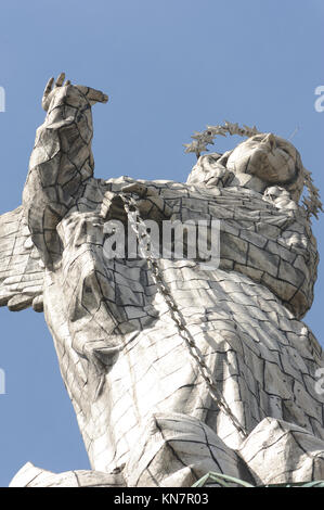 Dettaglio della enorme ricoperta di alluminio la statua della Vergine di Quito. La statua è situato sulla cima della collina al di sopra di Quito chiamato El Panecillo. È stato Foto Stock