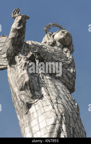 Dettaglio della enorme ricoperta di alluminio la statua della Vergine di Quito. La statua è situato sulla cima della collina al di sopra di Quito chiamato El Panecillo. È stato Foto Stock