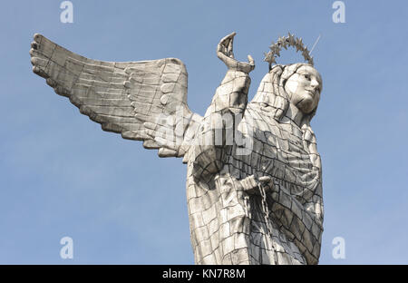 Dettaglio della enorme ricoperta di alluminio la statua della Vergine di Quito. La statua è situato sulla cima della collina al di sopra di Quito chiamato El Panecillo. È stato Foto Stock