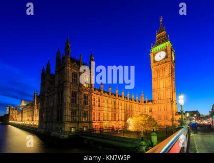Londra, NOV 13: vista notturna del famoso Big Ben il Nov 13, 2015 a Londra, Regno Unito Foto Stock