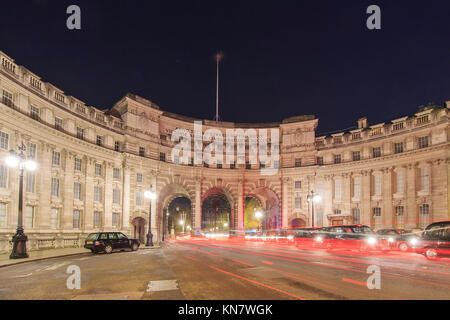 Londra, NOV 13: vista notturna della Admiralty Arch il Nov 13, 2015 a Londra, Regno Unito Foto Stock