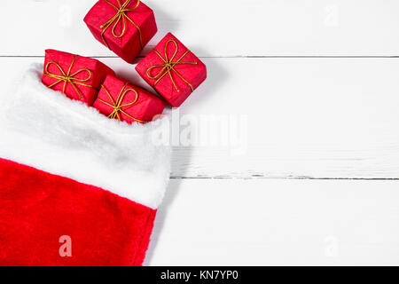 Calza di Natale con presenta rolling out Foto Stock