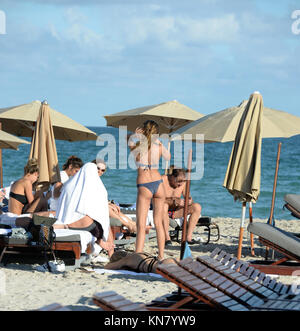 MIAMI BEACH, FL - 01 dicembre: Sahara, 22, fremevano come da lei poste in un bandeau nero bikini sulla dicembre 1, 2015 a Miami Beach, in Florida. Persone: Sahara Ray Foto Stock