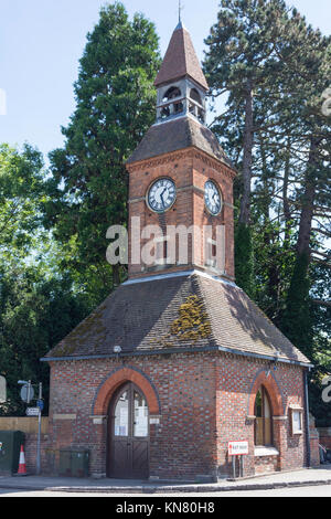 La Torre dell'Orologio, High Street, Wendover, Buckinghamshire, Inghilterra, Regno Unito Foto Stock