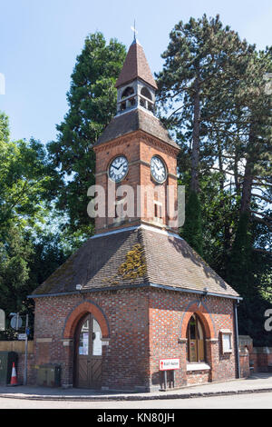 La Torre dell'Orologio, High Street, Wendover, Buckinghamshire, Inghilterra, Regno Unito Foto Stock