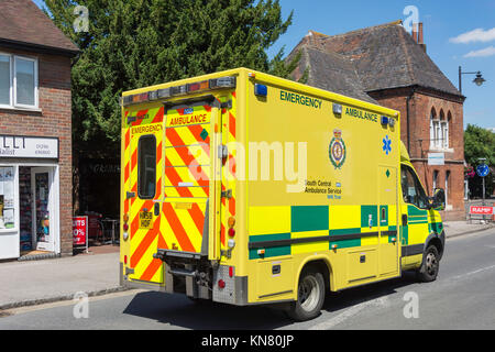 South Central ambulanza sulla chiamata, High Street, Wendover, Buckinghamshire, Inghilterra, Regno Unito Foto Stock