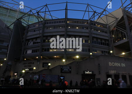 Newcastle, Regno Unito. 09Dec, 2017. 125Th compleanno di Newcastle United Newcastle il crest del club e iconici colori proiettata sul Millennium Bridge, del Baltico e della stazione centrale. Tyne & Wear, Regno Unito. DavidWhinham/AlamyLive Credito: David Whinham/Alamy Live News Foto Stock