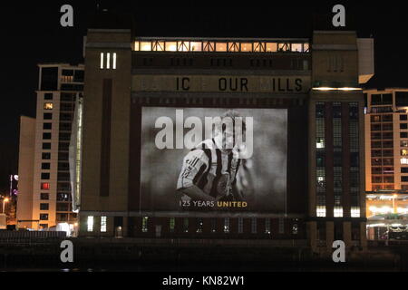 Newcastle, Regno Unito. 09Dec, 2017. 125Th compleanno di Newcastle United Newcastle il crest del club e iconici colori proiettata sul Millennium Bridge, del Baltico e della stazione centrale. Tyne & Wear, Regno Unito. DavidWhinham/AlamyLive Credito: David Whinham/Alamy Live News Foto Stock