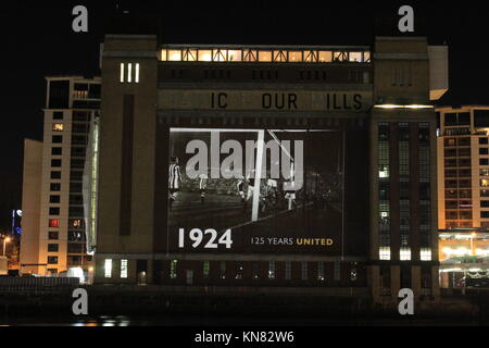 Newcastle, Regno Unito. 09Dec, 2017. 125Th compleanno di Newcastle United Newcastle il crest del club e iconici colori proiettata sul Millennium Bridge, del Baltico e della stazione centrale. Tyne & Wear, Regno Unito. DavidWhinham/AlamyLive Credito: David Whinham/Alamy Live News Foto Stock